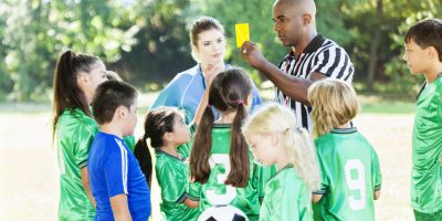 Fotbollsdomare dömer barnmatch